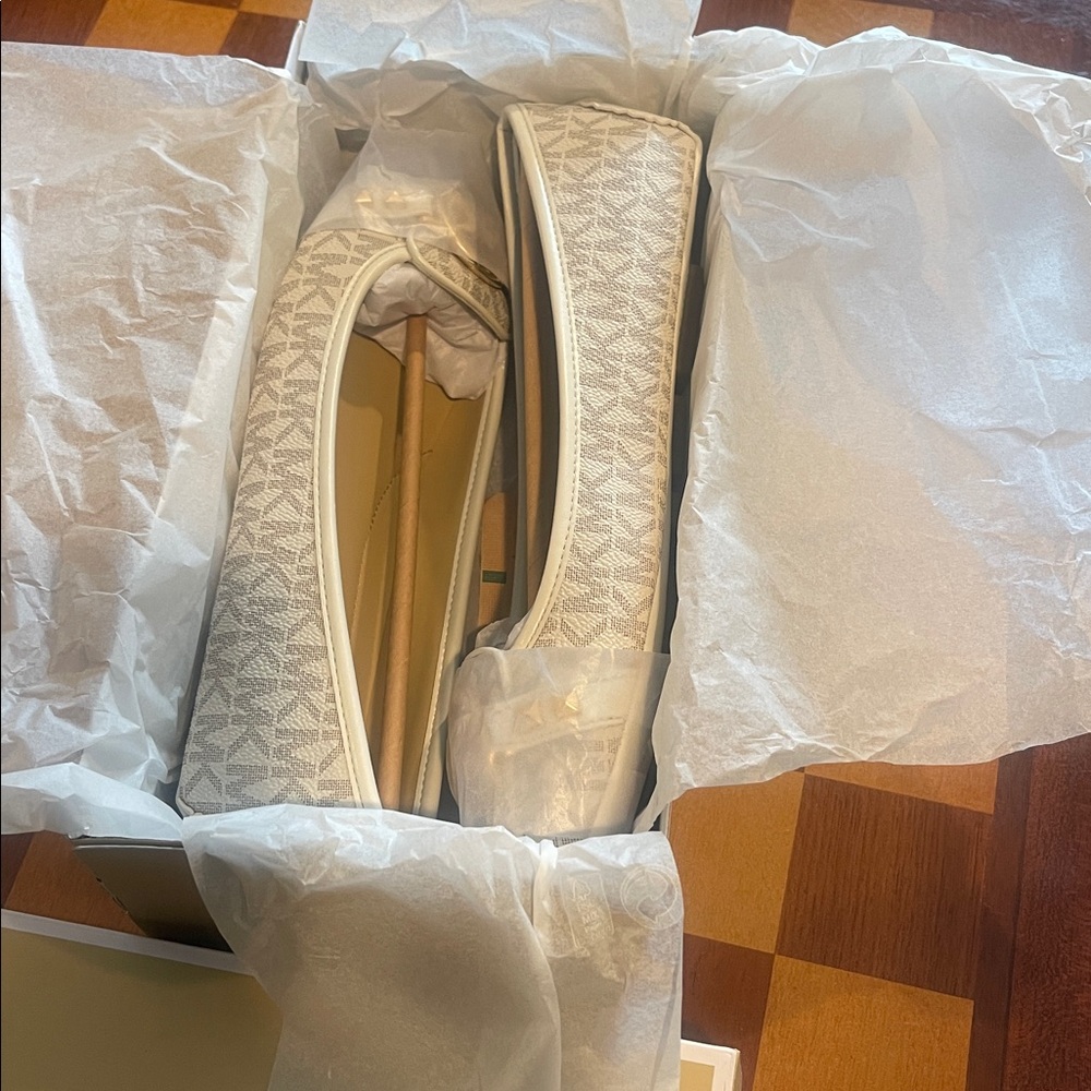 NEW Michael Kors Fulton Studded Vanilla Logo Ballet Flat Loafer Moccasin size 8 - Picture 2 of 4